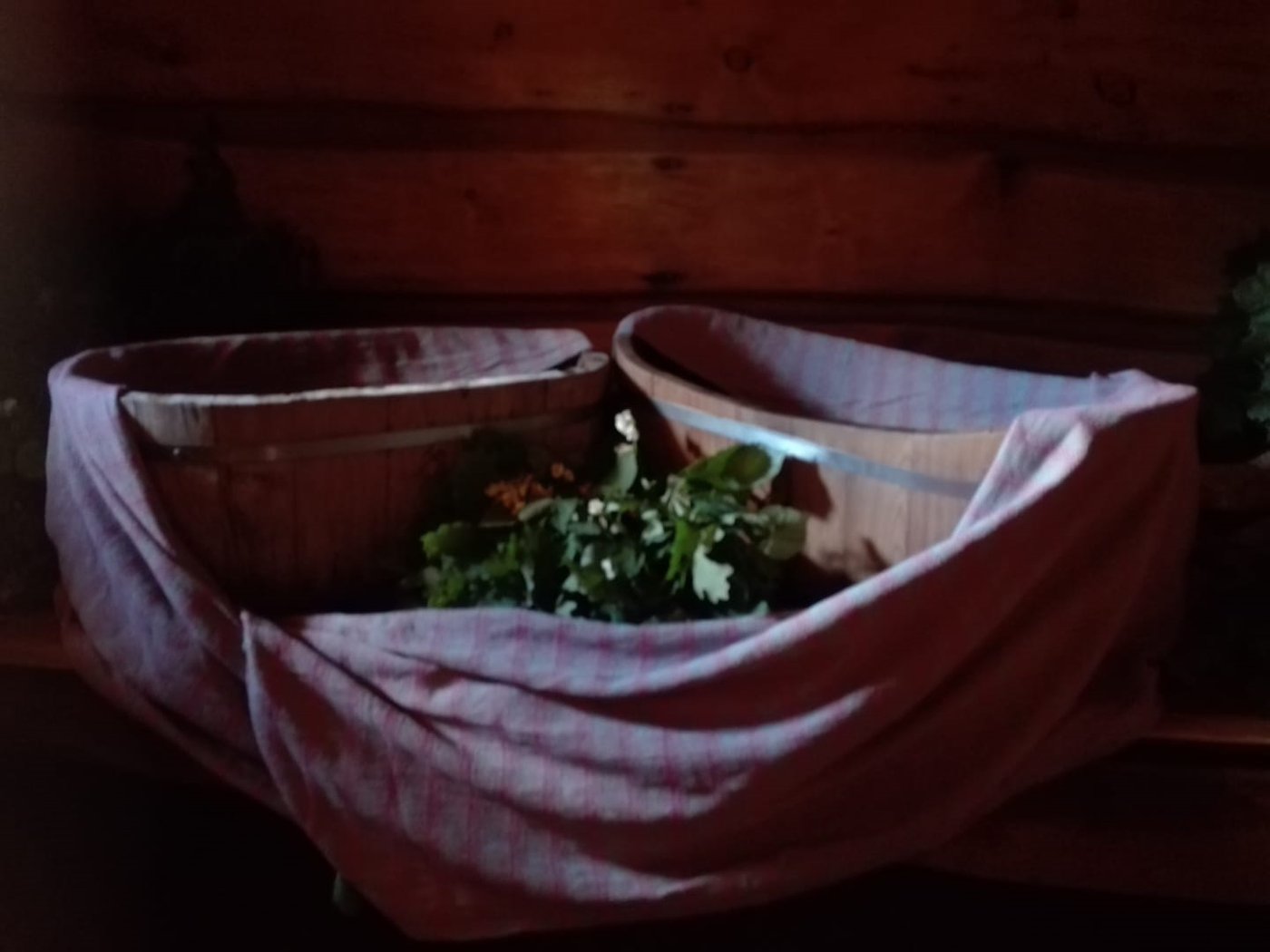 Divas koka vanniņas ar slotiņām pirtī