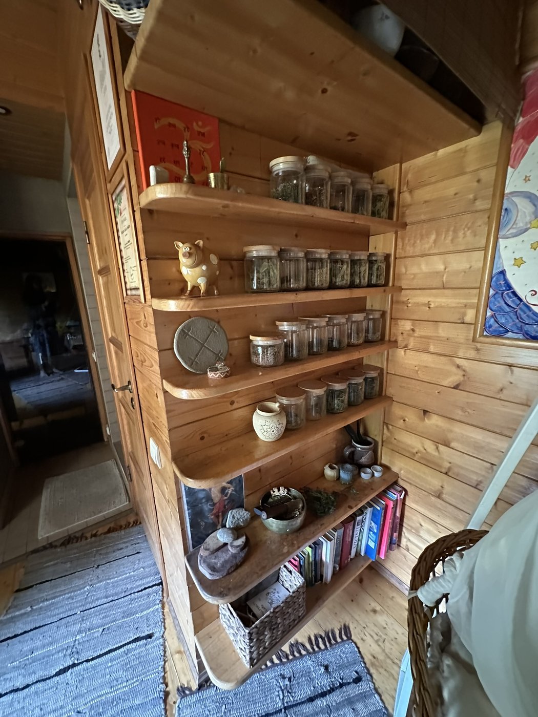 Plaukti ar zāļu burciņām Saules pirtī